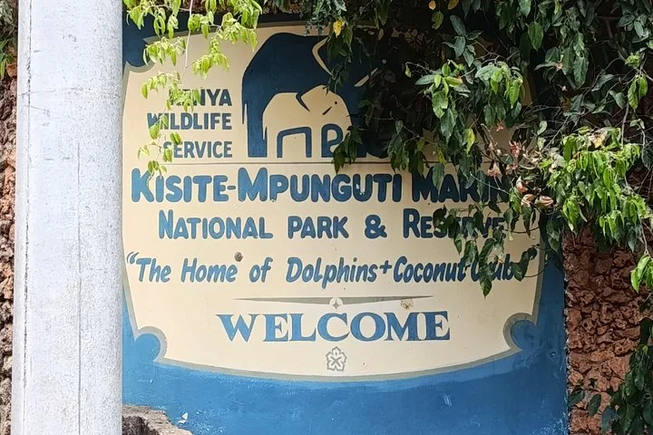 Cartel de bienvenida al Parque Nacional Marino y Reserva de Kisite-Mpunguti.